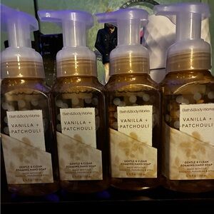 🆕 Bath & Body Works Vanilla Patchouli Foaming Hand Soap - Gold and White (4)